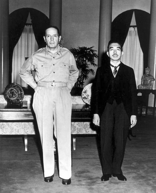 La première rencontre entre l’empereur Hirohito et le général MacArthur a eu lieu à l’ambassade des États-Unis à Tokyo, le 27 septembre 1945.