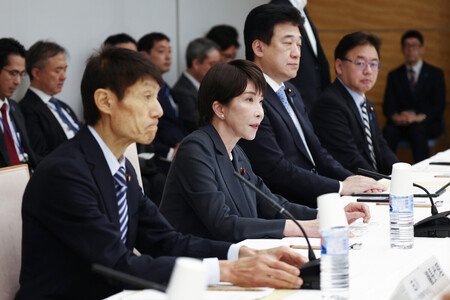 サイバーセキュリティー関係閣僚会議で発言する高市早苗首相（手前から２人目）＝２６日午後、首相官邸