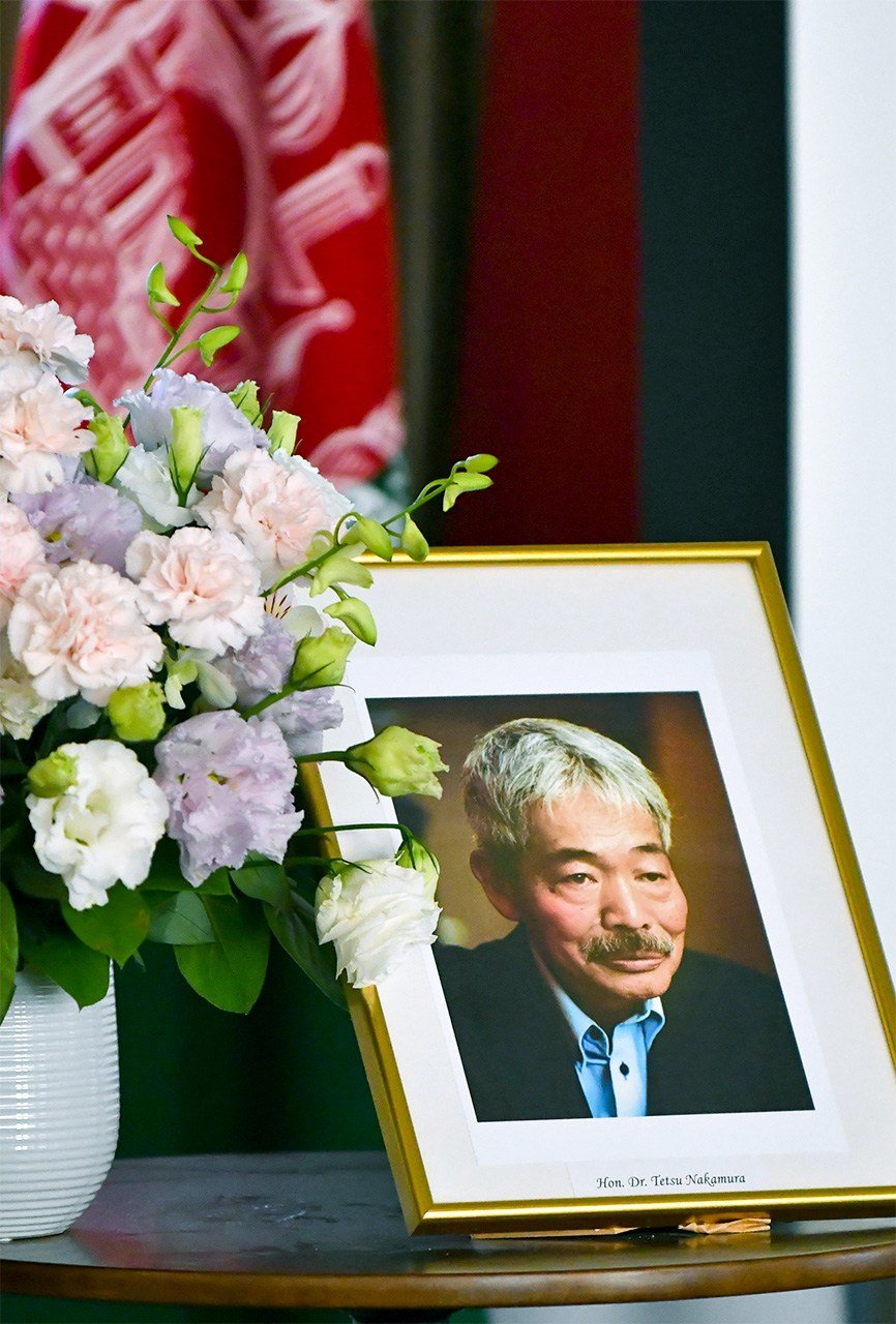 Une photographie de Nakamura Tetsu est disposée à l’ambassade de l’Afghanistan. (© Senba Osamu)