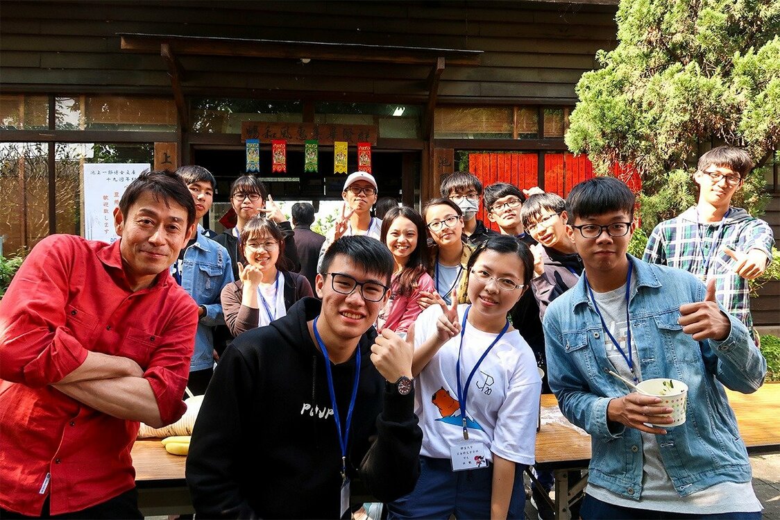 當地高中生、大學生和幫忙文庫運營的志工們合影（筆者攝影）