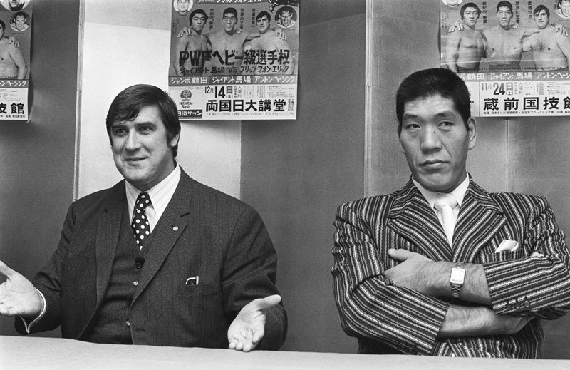 来日し、会見でプロレスへの転向を語る東京五輪の柔道無差別級で金メダリストのアントン・へーシング（左）。右はジャイアント馬場。（時事）