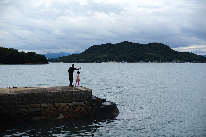 L’artiste avec sa fille, remettant le sel à la mer à Onomichi, son pays natal