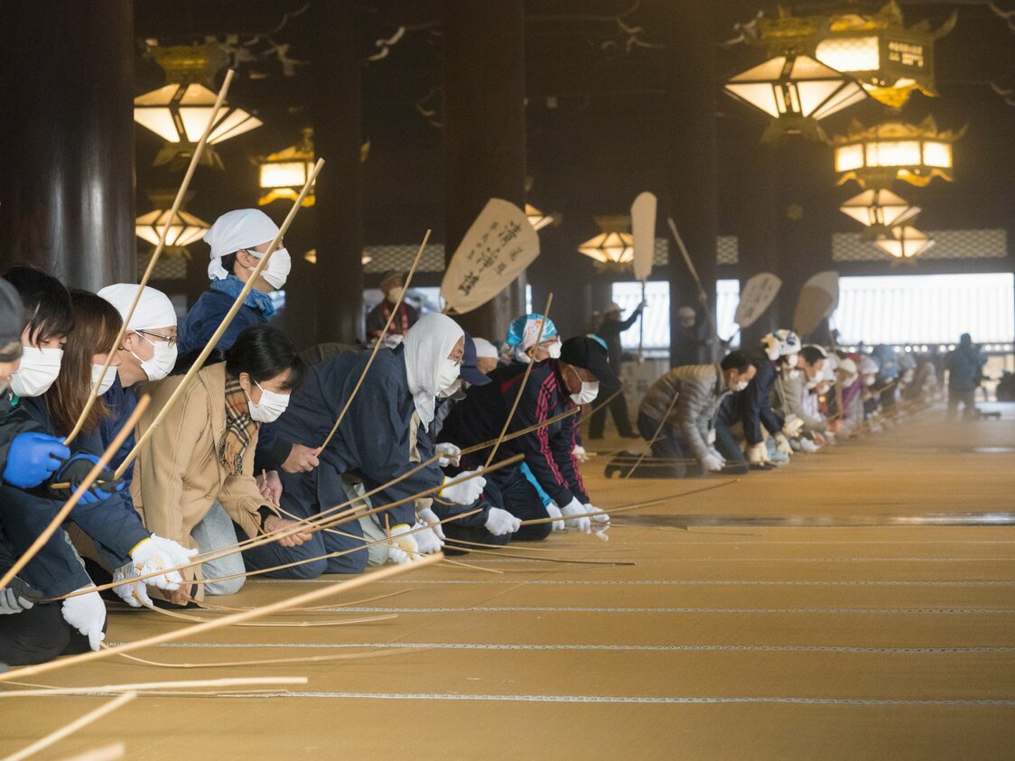 東本願寺で行われるお煤払いの風景