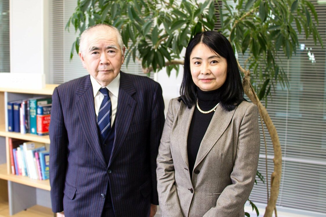 石井氏（左）と聞き手の大庭三枝・神奈川大学教授
