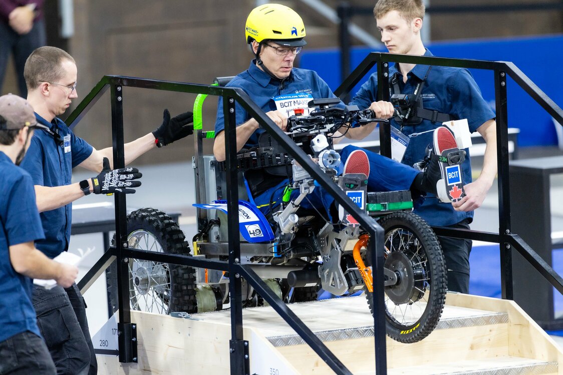 電動車いす部門で優勝したカナダのブリティッシュコロンビア大学。大ぶりな構造が目立った