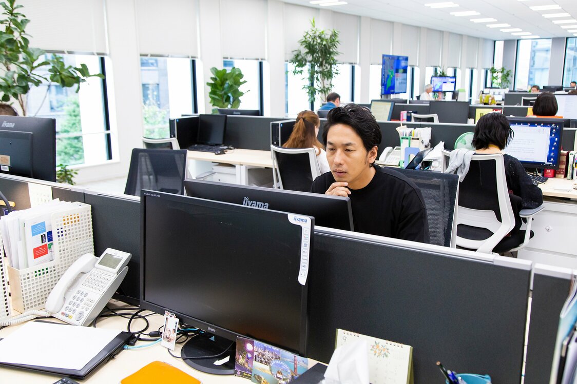 まるで、原稿チェック中の編集者。ニッポンドットコムのオフィスにしっくりなじむ大川さん　
