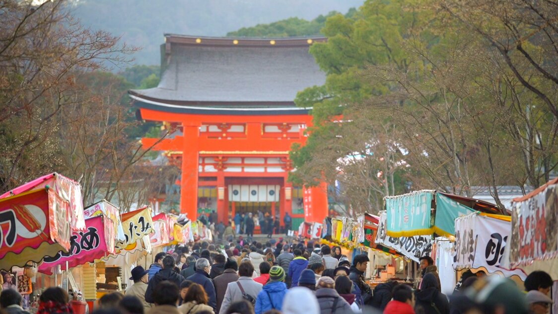 参道を埋め尽くす参拝客と露店