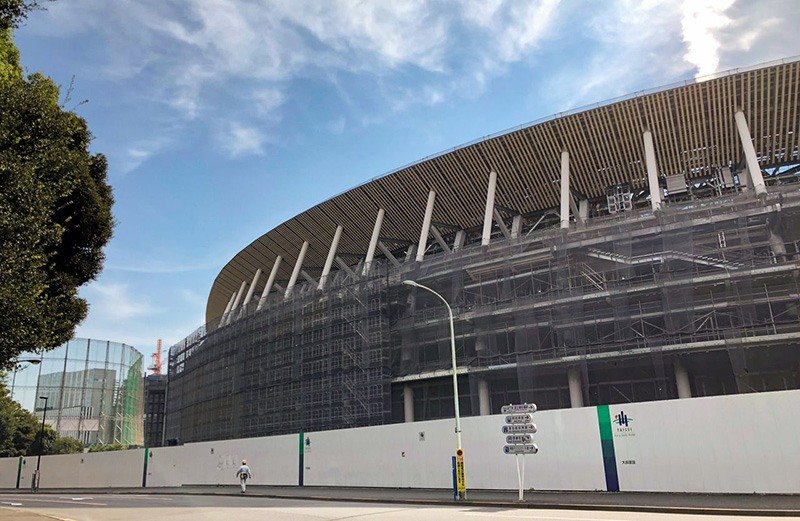 Los tejadillos y aleros de madera del estadio, en perfecta armonía con las masas arbóreas del área de Jingū-Gaien. (Fotografía: JSC)