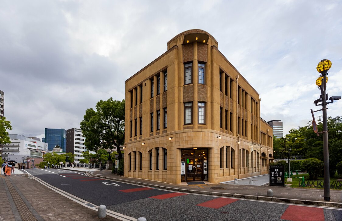 被爆建物を活用した「平和記念公園レストハウス」。焼失を免れた地下室や周辺地域の歴史の展示室、喫茶や土産物のコーナーを備える
