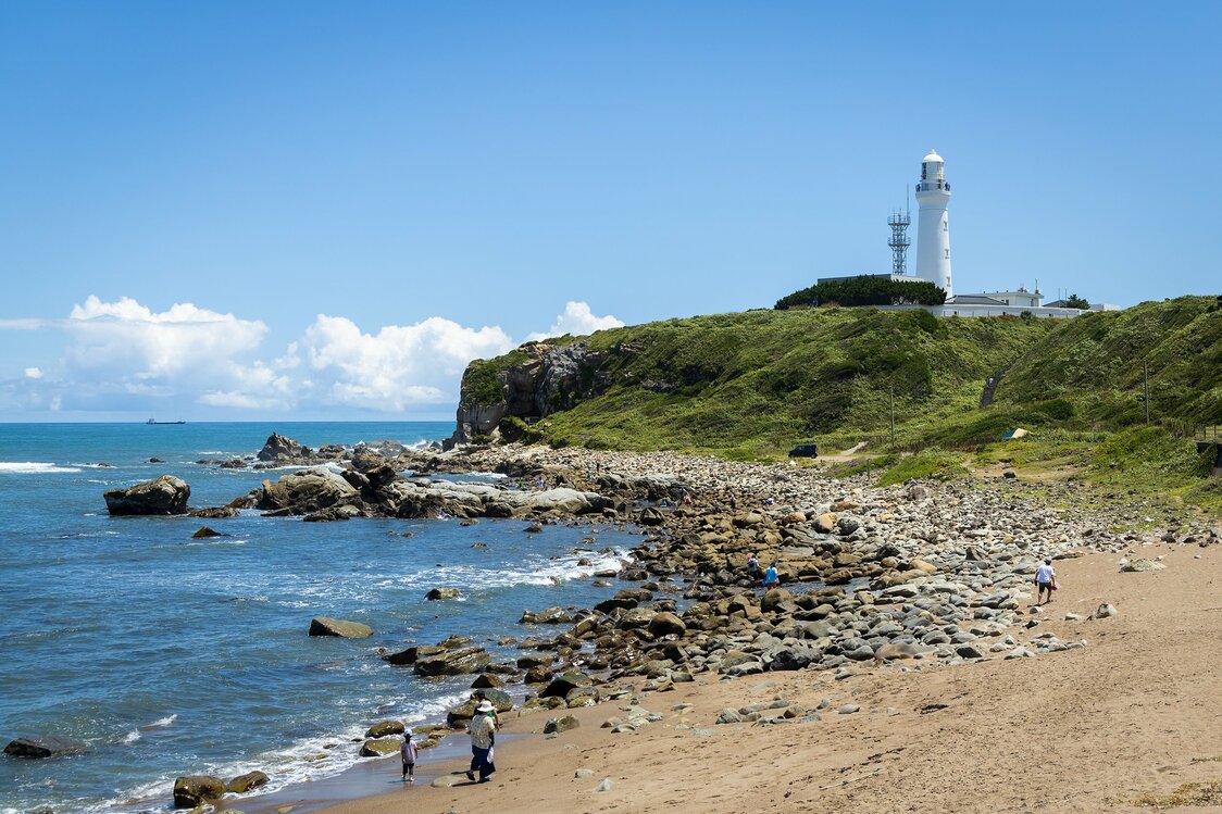 从君滨潮骚公园眺望高达32米的犬吠埼灯塔