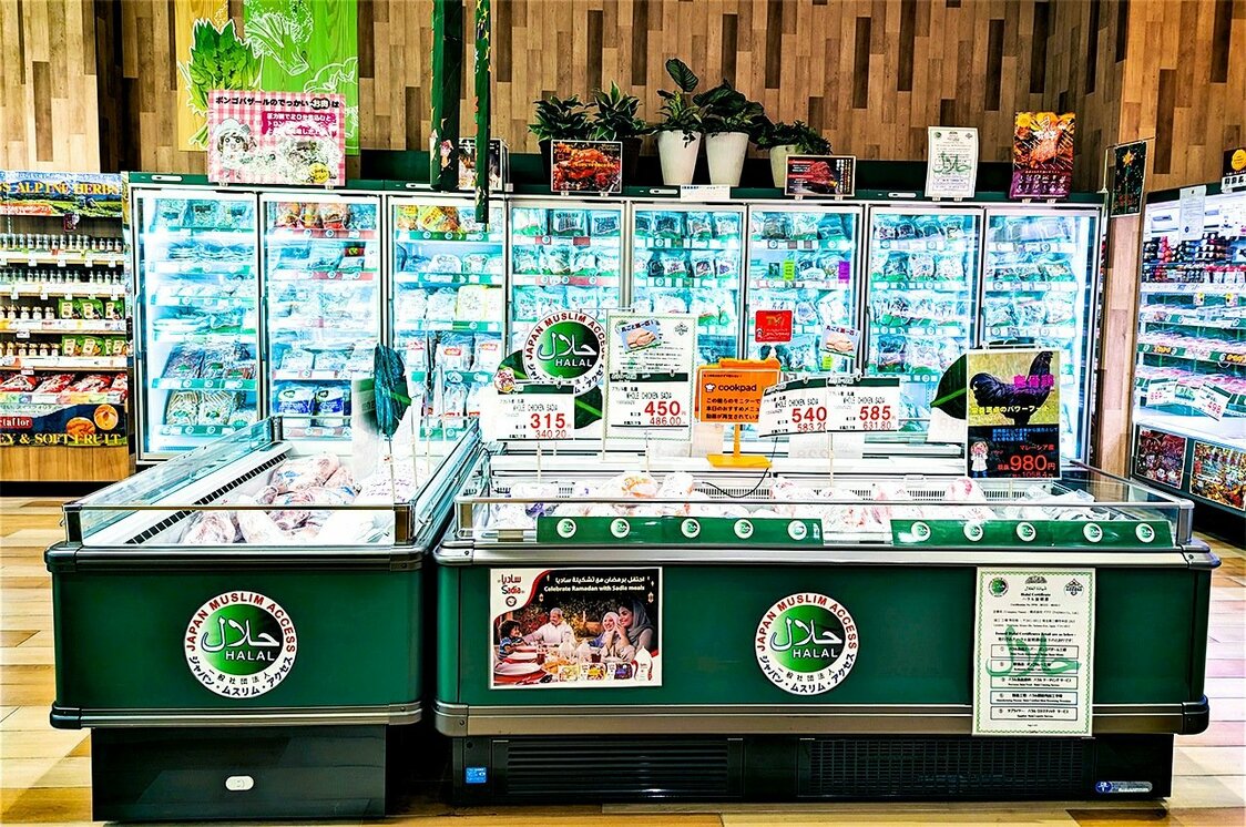 「ボンゴバザール」店内は整然としており、ハラル食材がひと目で分かる表示（丸いステッカーなど）がなされている　筆者撮影