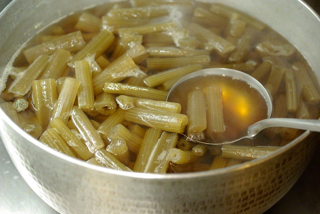 用清湯熬煮款冬，使其不失青色。