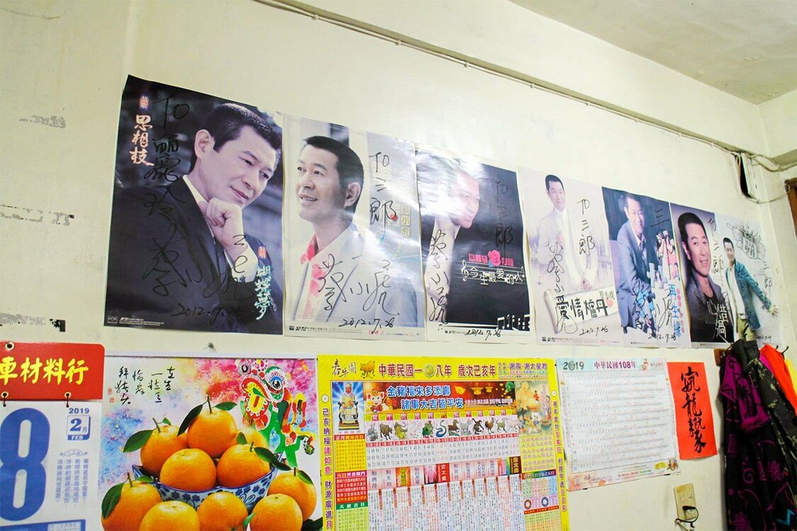 店内にはたくさんのサイン入りポスターが貼ってある（筆者撮影）