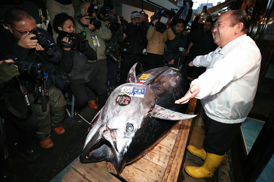 2020年初競りの一番マグロも「すしざんまい」が1億9320万円（276キロ）で落札。右は喜代村の木村清社長　時事