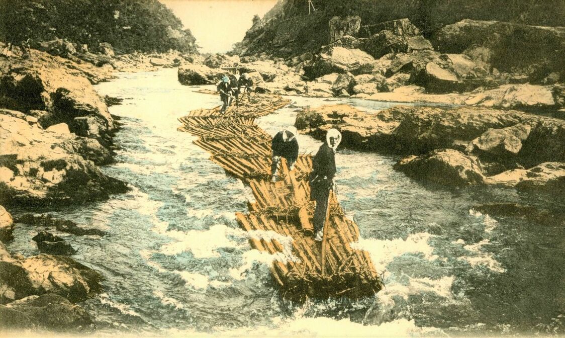 Des flotteurs faisant flotter des grumes sur la rivière Hozu pendant l’ère Meiji (1868-1912). (Avec l’aimable permission de l’association des ballades fluviales de Hozu)
