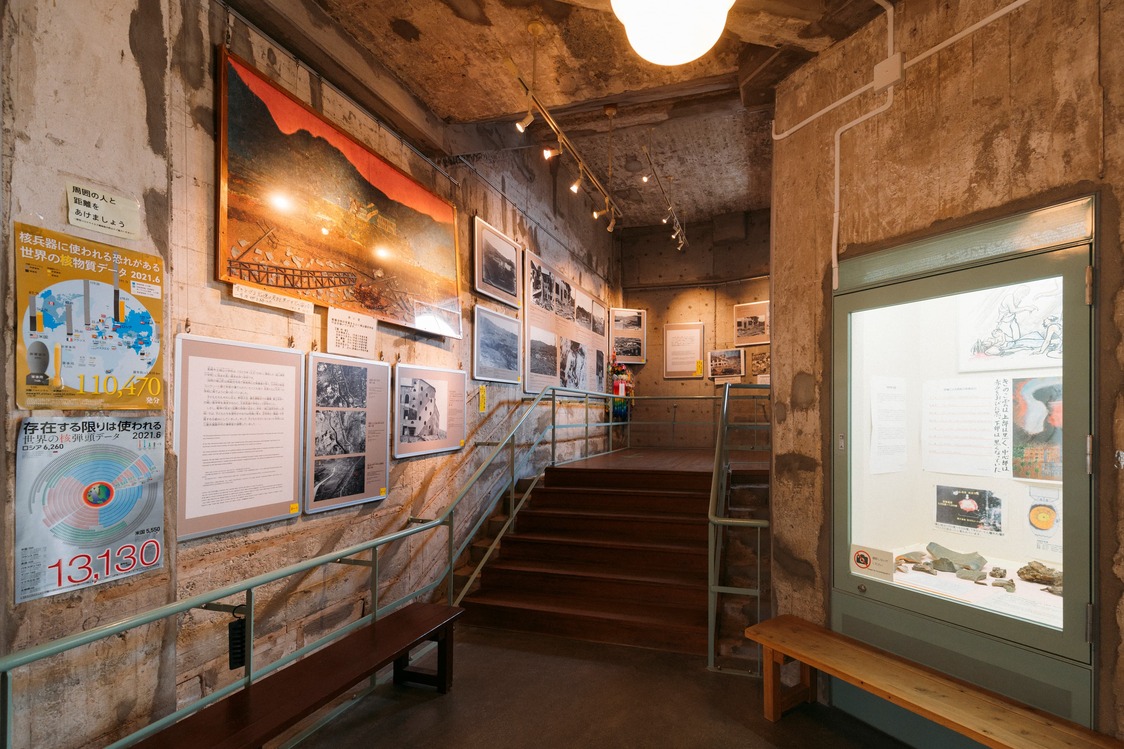 长崎原子弹轰炸遗迹 ©NAGASAKI CITY/旧城山国民学校，位于距离原子弹爆心500米的一座小山上，1400多名学生和教职员工在轰炸中瞬间被夺去了生命。遭到轰炸的主楼的一部分作为遗迹保存下来，1999年起以城山小学校和平祈念馆的形式面向公众展示原子弹轰炸后的照片和遗留物品