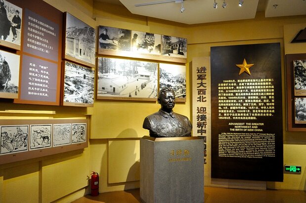 革命の聖地・延安の記念館の一角にある習仲勲氏のブロンズ像=2018年7月13日、筆者撮影