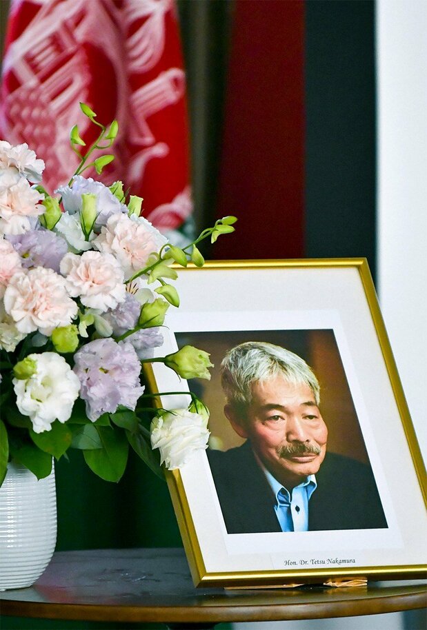 Une photographie de Nakamura Tetsu est disposée à l’ambassade de l’Afghanistan. (© Senba Osamu)