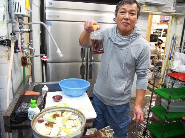 En Minami, restaurante especializado en pez globo, preparan una caldo especial para los turistas, que se utiliza para hacer sopa. La olla de pez globo se cocina normalmente con agua y se come con vinagre ponzu, pero dado que el ponzu no se usa en la cocina china, parece que este caldo es más agradable para los paladares chinos. Es algo típico de Osaka que un local de gran tradición haya intentado algo como esto (imagen del autor)