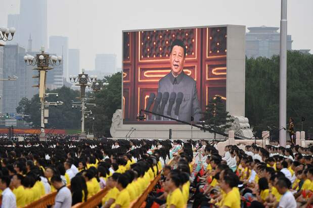 北京の天安門広場で行われた中国共産党創立100年記念式典で演説する習近平国家主席=2021年7月1日(AFP=時事)
