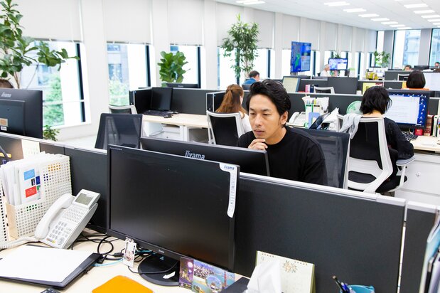 まるで、原稿チェック中の編集者。nippon.comのオフィスにしっくりなじむ大川さん　