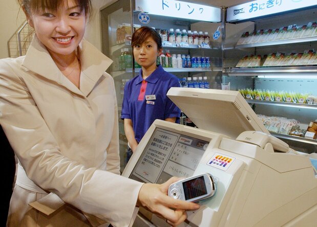 2004年6月16日,NTT Docomo在东京千代田区召开发布会,推出“手机钱包”服务。使用内置非接触式芯片、支持i-Mode的手机,只需贴近收银机即可完成付款(图片:时事社)