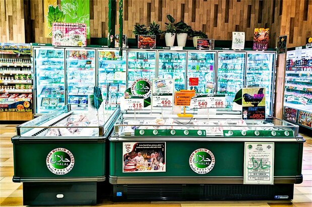 The Bongo Bazar interior is bright and tidy, and halal ingredients are clearly labeled for quick spotting. (© Kumazaki Takashi)
