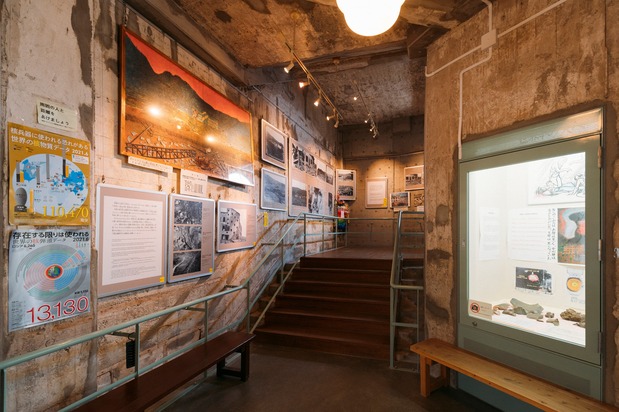 长崎原子弹轰炸遗迹 ©NAGASAKI CITY/旧城山国民学校,位于距离原子弹爆心500米的一座小山上,1400多名学生和教职员工在轰炸中瞬间被夺去了生命。遭到轰炸的主楼的一部分作为遗迹保存下来,1999年起以城山小学校和平祈念馆的形式面向公众展示原子弹轰炸后的照片和遗留物品