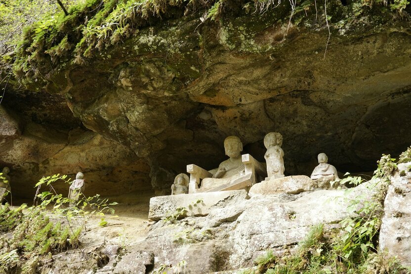 Statue de Kôbô Daishi (774-835) dont la légende dit qu'il aurait gravé les bouddhas dans la roche.
