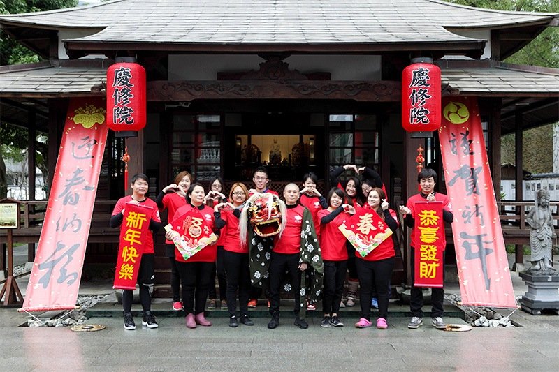 在慶修院前與工作人員合影（攝影：楊均濰）