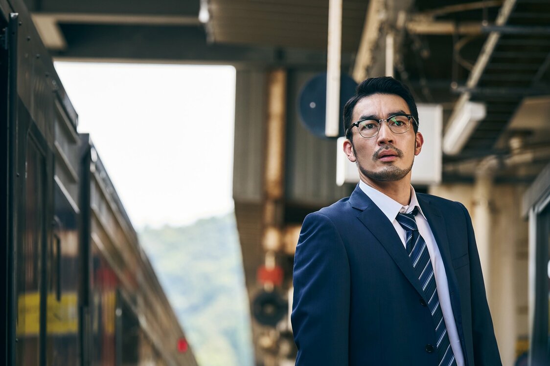 博史は気が付くと故郷・倉吉に向かう列車に乗っていた　©︎2026 映画「遥かな町へ」BARCOS