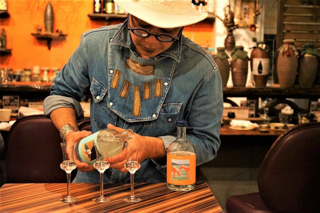 Oninoude, a bar in the city of Naha frequented by Okinawa’s top awamori artisans, is one place to sample Nakazato’s rum creations. (© Ukita Yasuyuki)