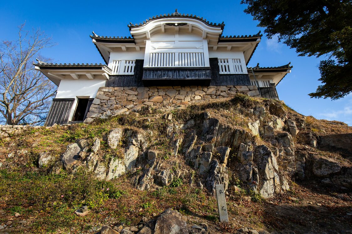 岩盤の上に立つ威厳ある天守。開城時間は午前9時からで、閉城は4〜9月は午後5時30分、10～3月は午後4時30分。