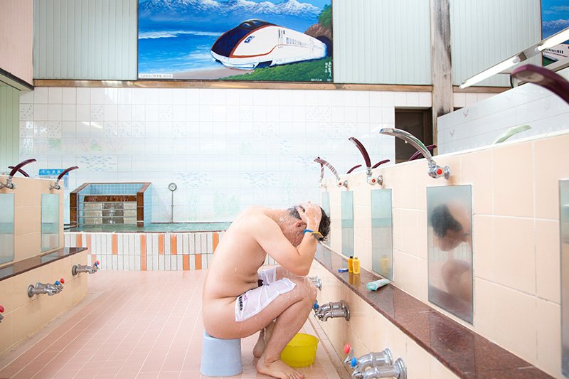 Antes de bañarnos debemos lavarnos bien el cuerpo. Al dejar la ducha debemos colocar nuestros enseres en algún lugar donde no molesten a otros clientes