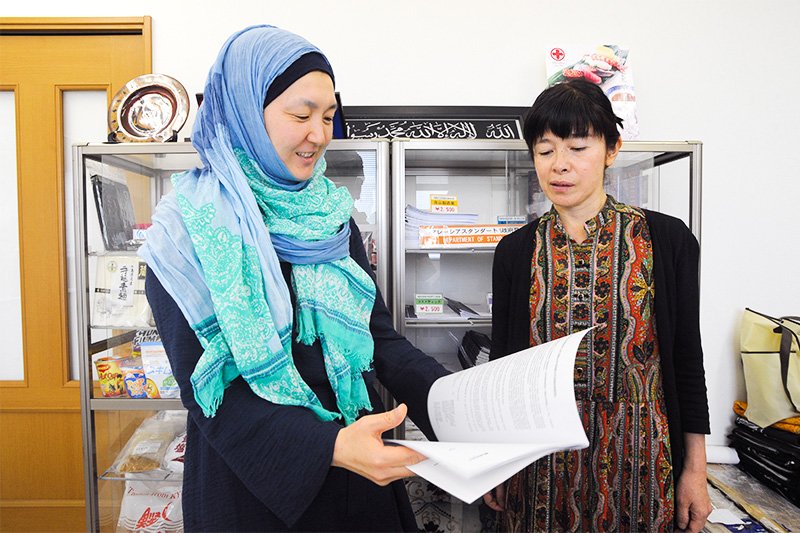 日本ハラール協会理事長のレモン史視さん（左）とマリさん。女性がヒジャブを付けるかは、国や地域によって大きく違うのだという
