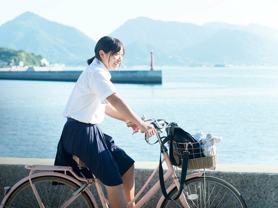 下校時間、瀬戸の海を背景にほほ笑む彼女はまぶしかった（因島）