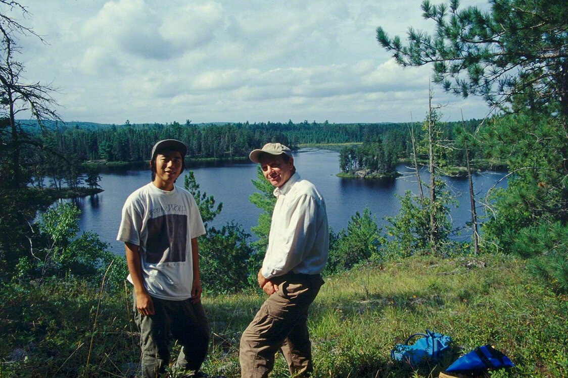 Con Jim Brandenburg (derecha), en el lago Discovery. (Imagen de 1999)