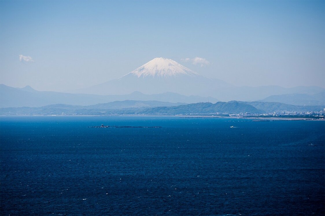Una vista del monte Fuji desde la playa. (© Benjamin Parks)