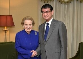 オルブライト元米国務長官と河野太郎元外相、出典:外務省ホームページ