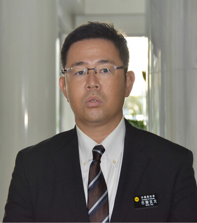 沖繩縣知事古謝玄太5日上午在沖繩縣政府接受媒體採訪