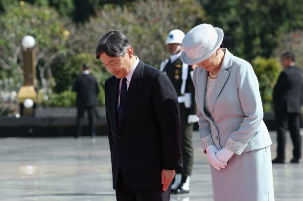 德仁天皇与皇后出访印尼,在雅加达国家英雄陵园英灵纪念碑前默哀。2023年6月(时事社)