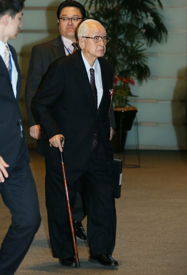 首相官邸に入る渡辺恒雄氏=2016年4月5日午後、東京・永田町(時事)