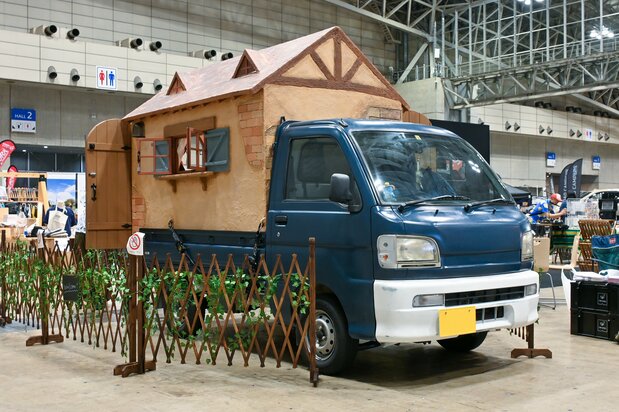 The mobile house of YouTuber Kencan. It has an original design that looks like it came from a fairy tale world. (© Watanabe Keishi)