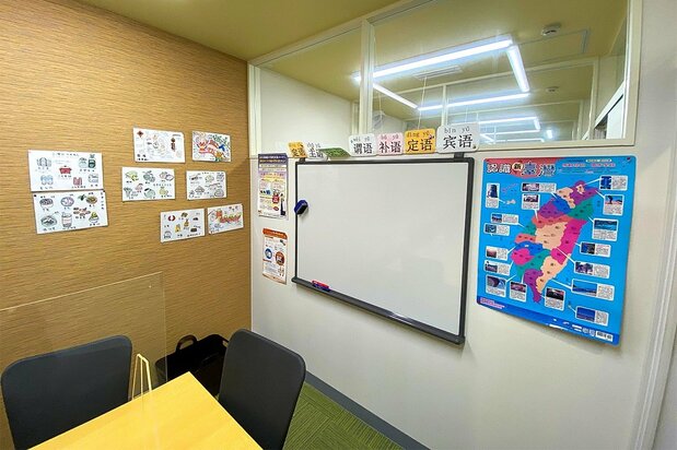 台湾華語教室の様子、教室右には台湾地図が掲げられている