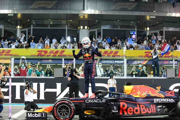 2021年のF1最終戦アブダビGPの最終ラップで逆転優勝。年間王者も獲得し、レース後、マシンの上で歓喜のポーズをとるフェルスタッペン=(Andrea Diodato via Reuters Connect)