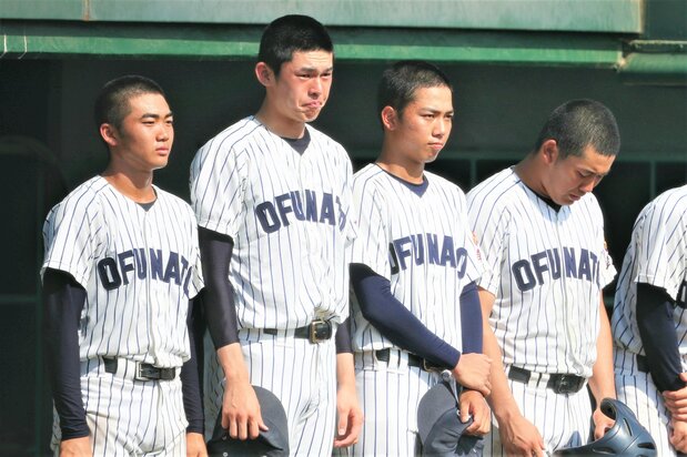 高校3年生で迎えた岩手県大会決勝で登板することなく花巻東に敗れ、涙をこらえる佐々木（2019年7月25日、岩手県営野球場）時事
