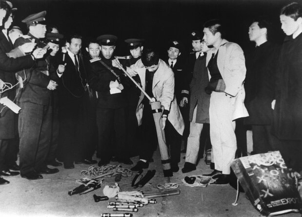 3 de abril de 1970: Tamiya Takamaro y otros miembros del Ejército Rojo fueron desarmados tras aterrizar en el aeropuerto de Pyongyang, Corea del Norte, con el avión de Japan Airlines que habían secuestrado. (Jiji Press)