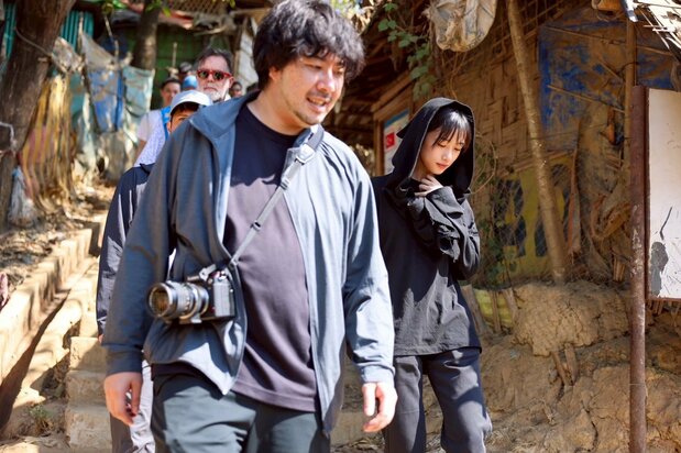 Fujimoto junto a Kawai Yūmi, durante su visita a un campo de refugiados rohinyá en Bangladés. (©2025 E.x.N K.K.)