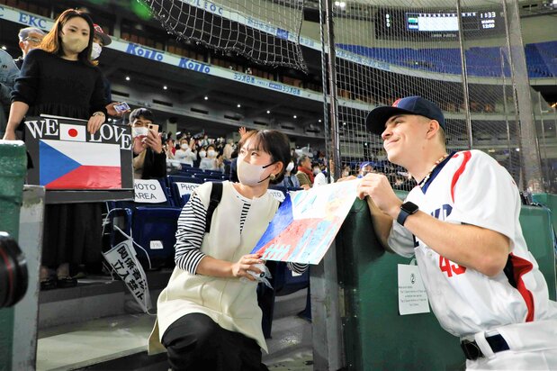 第5回WBC1次リーグ・チェコ-オーストラリア。試合前、笑顔で日本のファンと写真撮影に応じるチェコの選手(2023年3月13日、東京ドーム)時事