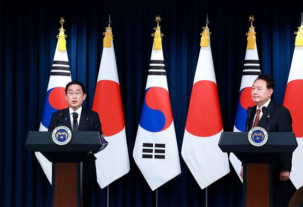 共同記者会見する岸田文雄首相(左)と韓国の尹錫悦大統領(右)=5月7日、韓国・ソウルの大統領府(時事)